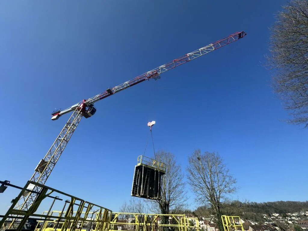 Grue levant une charge sur un chantier
